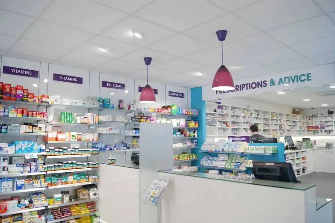 use luces de tarefas colgantes na sección de farmacia