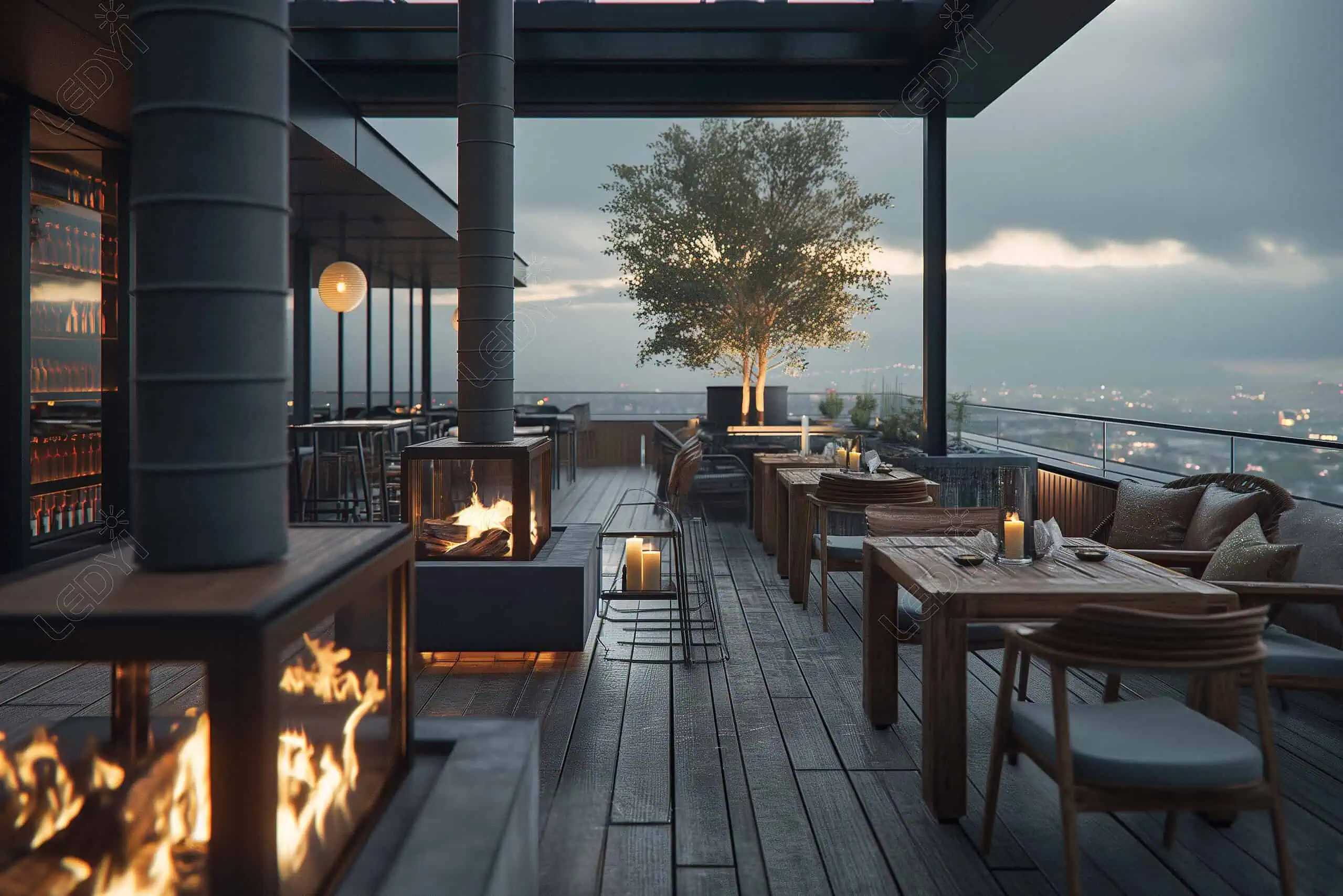 Restaurante na cobertura com vista para a cidade, ambiente aconchegante e lareira.
