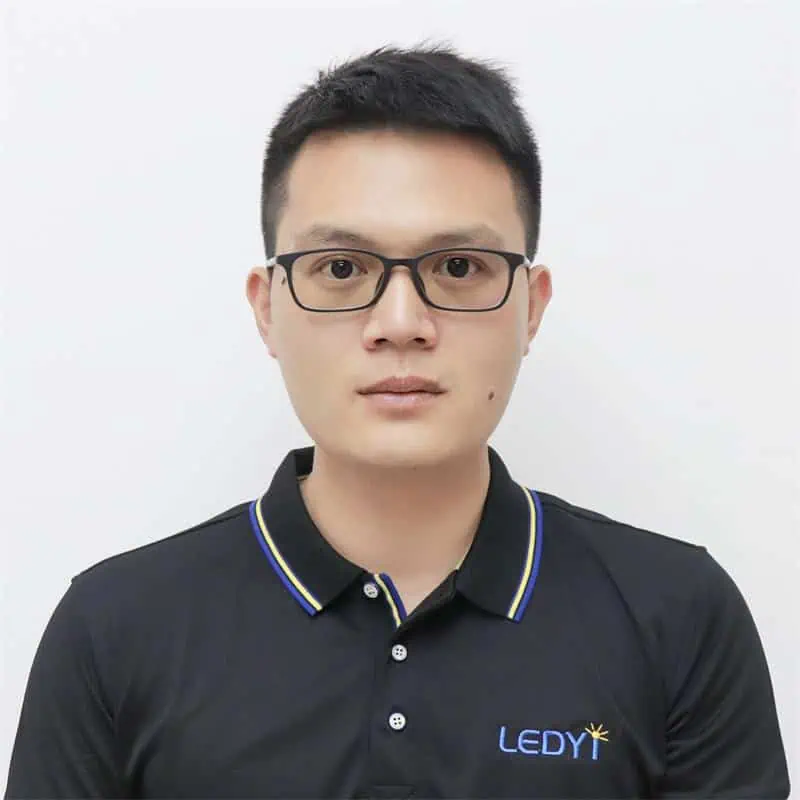 Homem de óculos vestindo camisa LedyI.