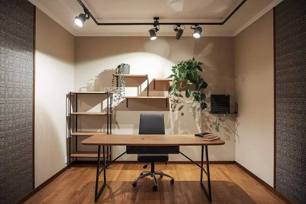 use track lighting as desk light